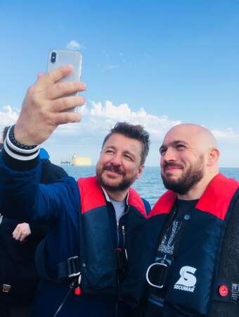 Willy Rovelli photographie Grégory Vacher et Bruno Guillon tout sourire sur le bateau avant d'arriver sur le Fort