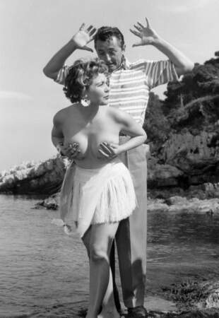 En 1954 Robert Mitchum prend la pose avec Simone Silva. Une pin-up aux seins nus. Shocking !