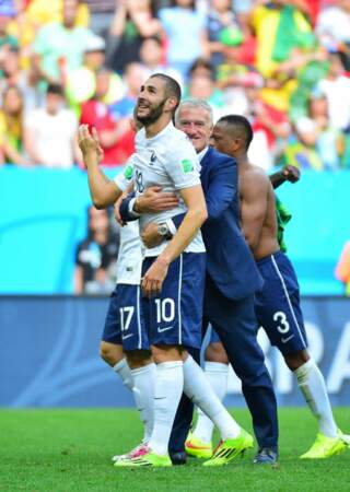 Karim Benzema et l'entraîneur des Bleus Didier Deschamps savourent la victoire