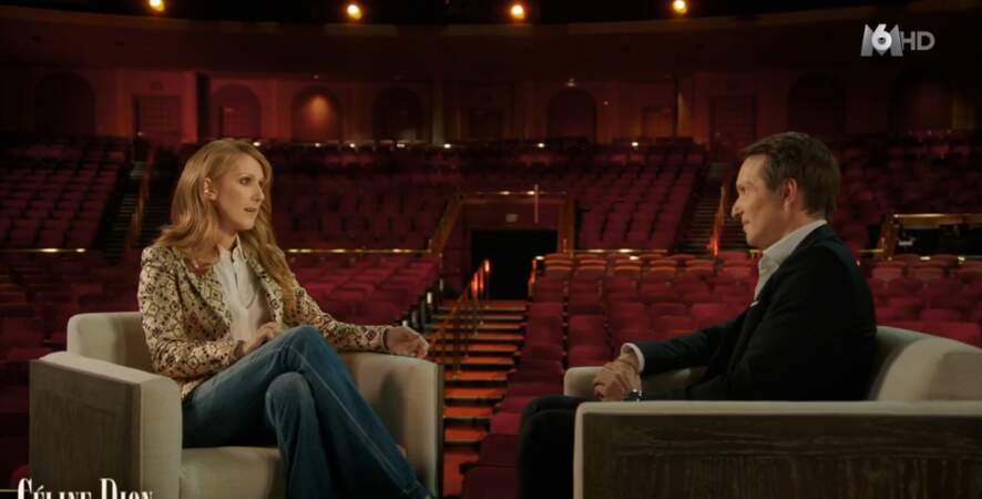Look très sobre pour Céline Dion, qui donnait une interview à Stéphane Rotenberg sur M6