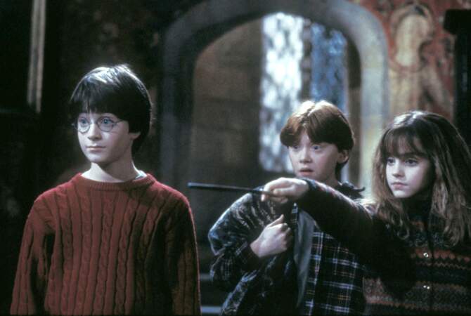 Mais Harry n'est pas seul dans ses aventures. A l'école des sorciers, il fait la connaissance de Ron et d'Hermione