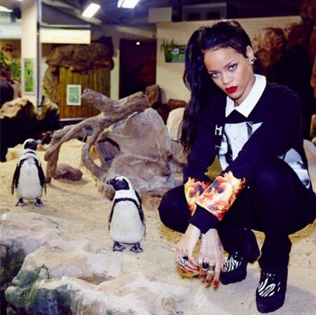 Rihanna, elle, a décidé de se changer pour aller voir les pingouins. LOGIQUE !