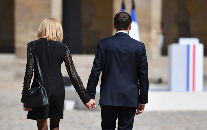 Le couple présidentiel main dans la main, lors des obsèques de Simone Veil aux Invalides, le 5 juillet