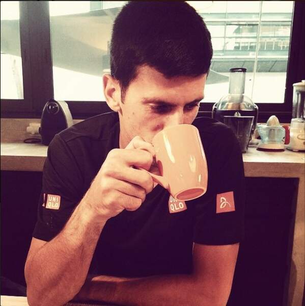 Novak se fait un thé. A la cool.