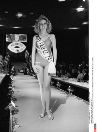 Sylvie Paréra, couronnée Miss France 1979, met bien en valeur le sponsor...