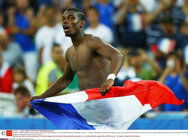Paul Pobga célèbre la victoire en faisant flotter le drapeau français