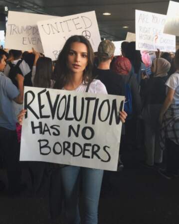 Emily Ratajkowski manifestait, comme beaucoup d'autres, contre Donald Trump. 