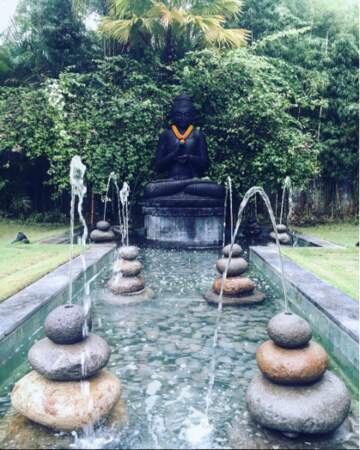Un immense Bouddha veille sur les fontaines