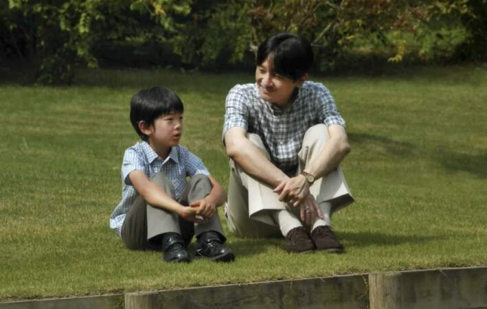 Japon : Hisahito prend conseils auprès de son père le prince Akishino