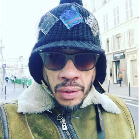 En hiver, dans les rues de Paris, avec un bonnet pourri...
