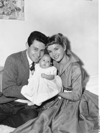 La petite Carrie, âgée d'un an à peine, entre son père Eddie Fisher, et sa mère Debbie Reynolds