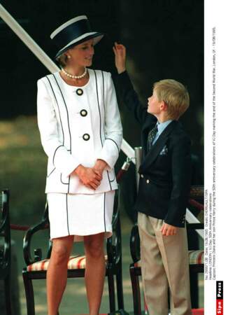 En grande conversation avec son fils le prince Harry pendant une cérémonie officielle à Londres