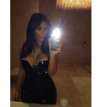 Selfie très décolleté pour Kim Kardashian. #SEXY