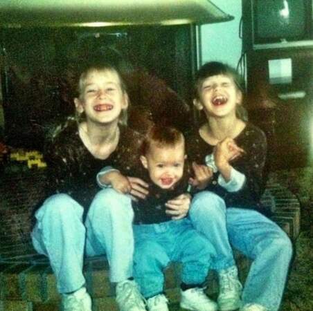 Quelque part dans les années 90, les trois sœurs Benoist se fendant la poire