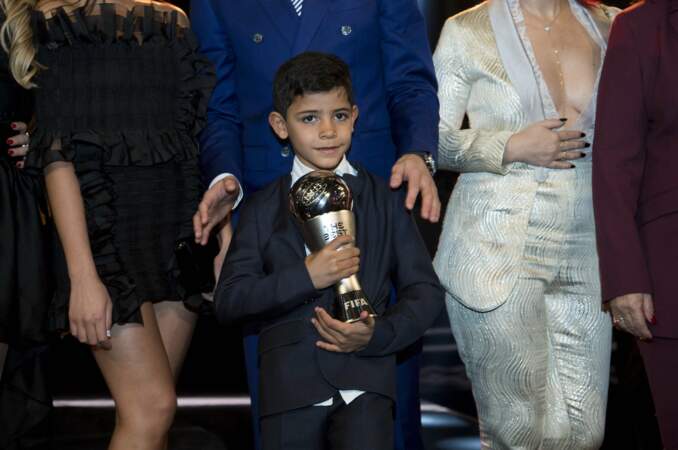 Cristiano Ronaldo Jr, six ans, n'a pas lâché le trophée de son papa