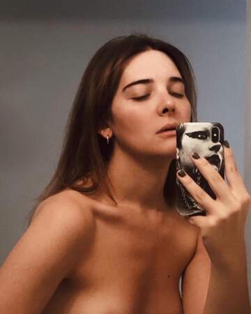 Petit selfie topless pour Hari Nef. 