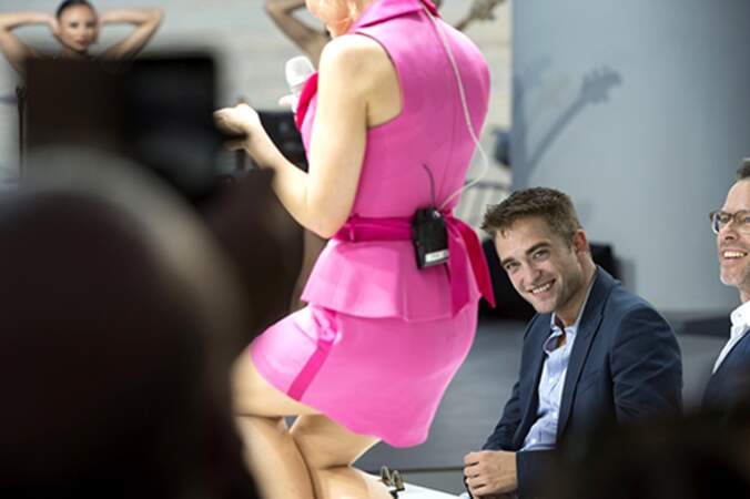 Robert Pattinson très attentif pendant la prestation de Kylie Minogue au Grand Journal