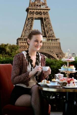 Blair adopte un look Titi Parisien et le gilet façon Coco Chanel pour se rendre dans la capitale Française