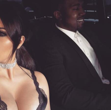 Selfie mi-couple mi-boobs pour Kim Kardashian et Kanye West. 