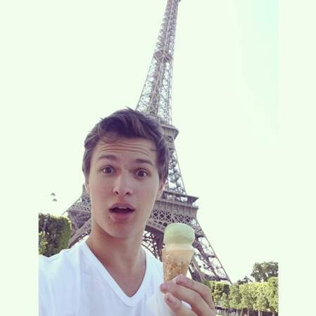 Vous êtes plutôt dessert ? Une petite glace à Paris sous la Tour Eiffel