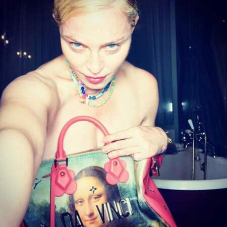 Et Madonna aime tellement son nouveau sac qu'elle ne pourrait sortir qu'avec lui. Littéralement. 