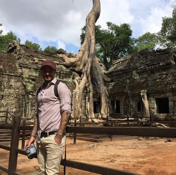 En mode casquette et sac à dos également pour David Beckham, de passage au Cambodge.