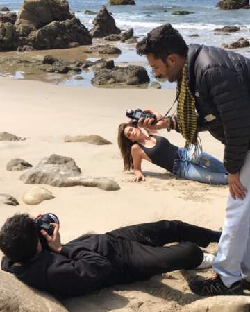 Pendant ce temps-là, un photographe souffrait sur la plage pour immortaliser Cindy Crawford. 
