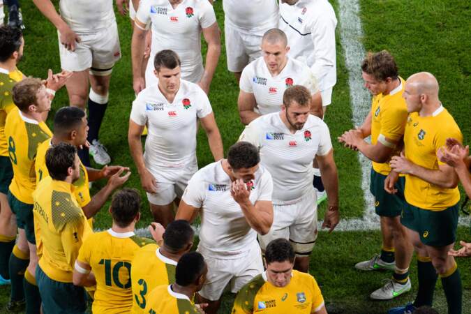 Même éliminés, les Anglais ont droit à leur haie d'honneur : mesdames et messieurs, le fair-play du rugby 