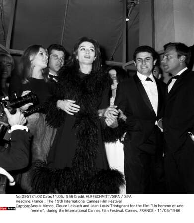 Claude Lelouch entouré d'Anouk Aimée et de Jean-Louis Trintignant en 1966 pour "Un homme et une femme".