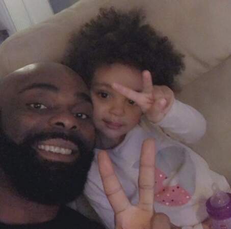 Encore quelques années et ils pourront faire des selfies rigolos comme Kaaris et sa fille Okou Brooklyn. Patience.
