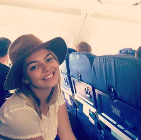 Louane a un emploi du temps de ministre, mais prend le temps de faire des selfies dans l'avion.