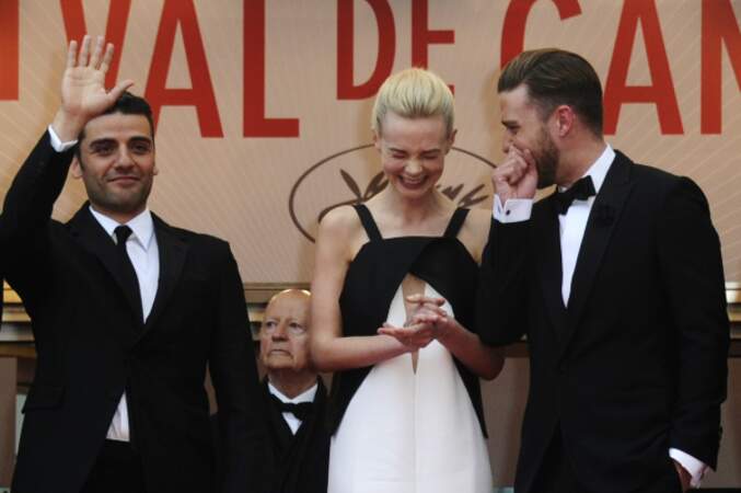 Pendant qu'Oscar Isaac salue la foule, Justin Timberlake en raconte une bonne à Carey Mulligan