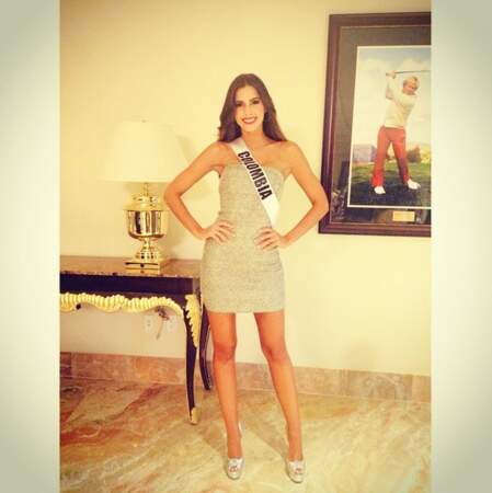 La jolie brune avec son écharpe de Miss Colombie 