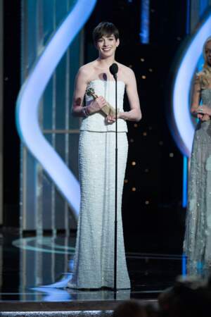 Anne Hathaway remporte le prix de la meilleure actrice dans un second rôle pour Les Misérables.