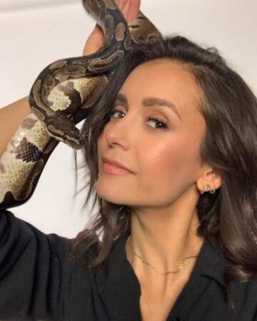 Quelqu'un peut dire à Nina Dobrev qu'elle a un python dans les cheveux ? 