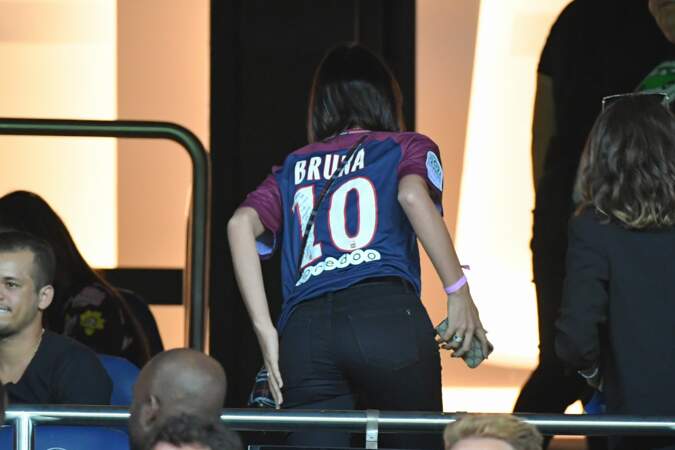 Bruna Marquezine avec le numéro 10 de son compagnon
