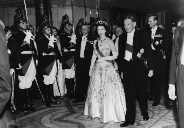 En avril 1957, René Coty convie la jeune Elisabeth II à l'Opéra Garnier
