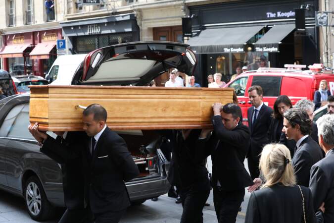 Le cercueil de Pierre Bellemare est arrivé à 10h30 à l'église Saint-Roch à Paris