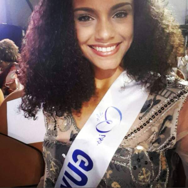 C'est la jolie Miss Guyane qui a été élue Miss France 2017. La voici avant l'élection, avec son écharpe régionale !