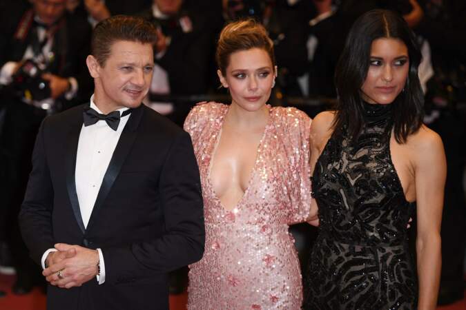 Entourée de ses partenaires Jeremy Renner et Julia Jones, Elizabeth Olsen avait presque les seins à l'air