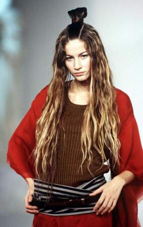 1998 : voici l'une des premières photos de la top model ! Elle défilait pour Jean-Paul Gaultier