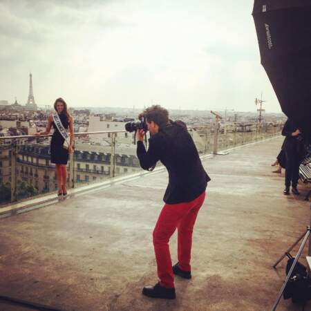 Shooting sur le toit du Printemps à Paris pour Iris Mittenaere (oui, encore elle). 