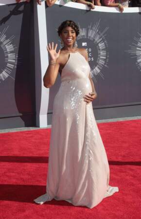 Kelly Rowland, très TRES enceinte.