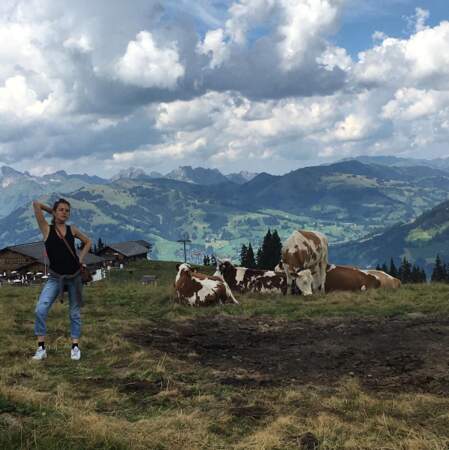 La Suisse, les vaches, sa vie à la montagne… Ça l'inspire !