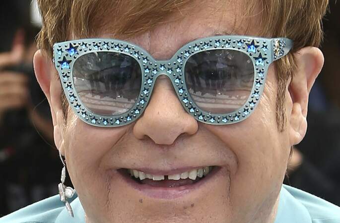 Elton John a mis ses plus belles lunettes