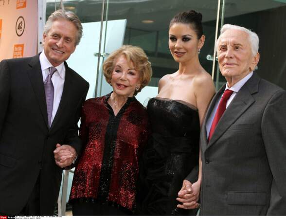 Michael Douglas, Anne Buyden Douglas, Catherine Zeta Jones and Kirk Douglas en 2010 