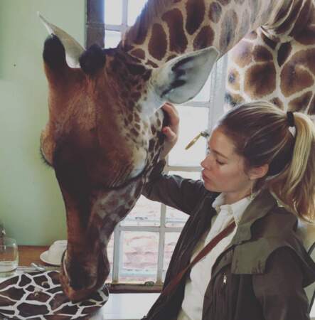 Doutzen Kroes a invité une girafe à sa table. 