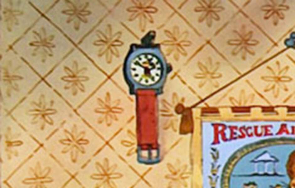 Sur la montre accrochée au mur.
