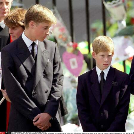 Le 6 septembre 1997, envahis d'une immense tristesse, ils assistent aux funérailles de leur maman
