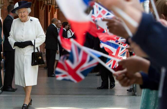 La reine Elisabeth II à St-Pancras s'offre un bain de foule